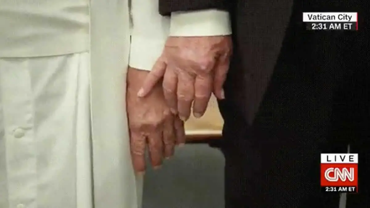 A Trump, no le da la mano ni el papa