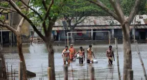 Mora deja 300,000 evacuados en Bangladesh