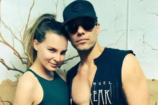 Criss Angel  presenta a Belinda como su prometida