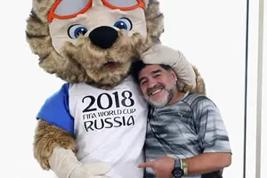 Maradona posó con la mascota del Mundial Rusia 2018