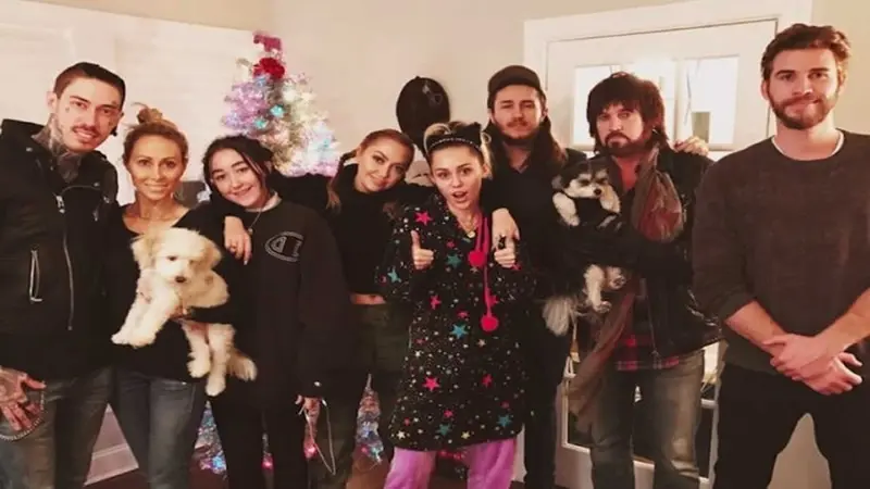  Mamá de Cyrus se muestra contenta con el regreso de Miley y Liam