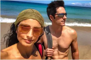 Aislinn Derbez y Mauricio Ochmann celebran su primer aniversario en Hawai
