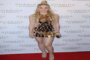 Shakira luce espectaculares piernas en el lanzamiento de su nuevo álbum