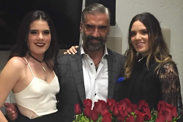 Alejandro Fernández canta junto a sus hijas en su graduación