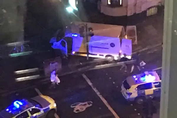 Una camioneta arremete contra peatones en Londres