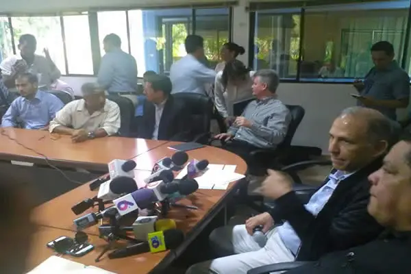 Firman acuerdo tripartito del 8.25% de reajuste salarial