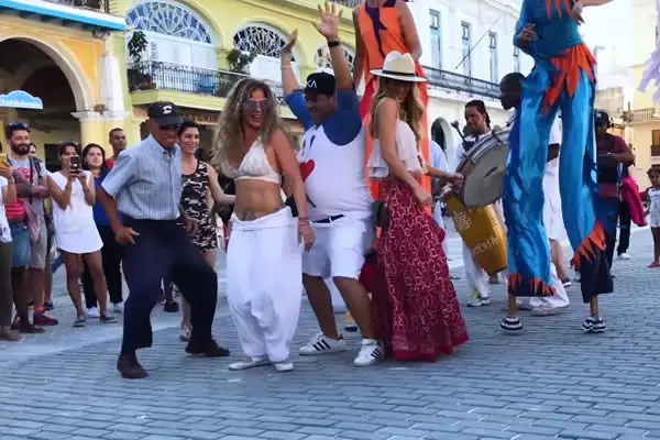 El comediante nicaragüense JR bailó con Niurka Marcos en Cuba (+Video)