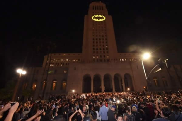 La "batiseñal" volvió a brillar en homenaje a Adam West