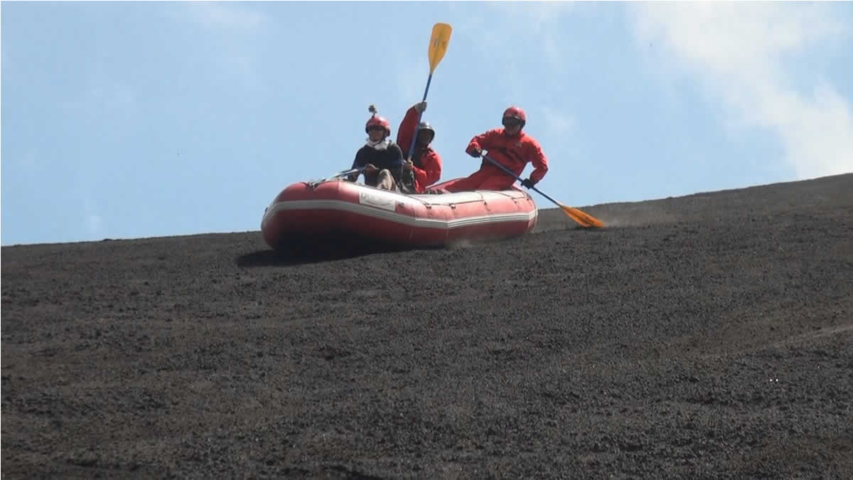 Turistas realizan deportes extremos desde la cima del Cerro Negro