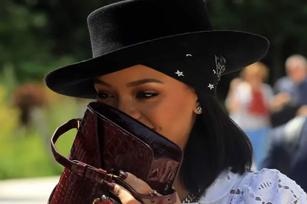 Multimillonario le roba el corazón a Rihanna