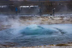 Joven cae en aguas termales y sufre graves quemaduras en EE.UU.