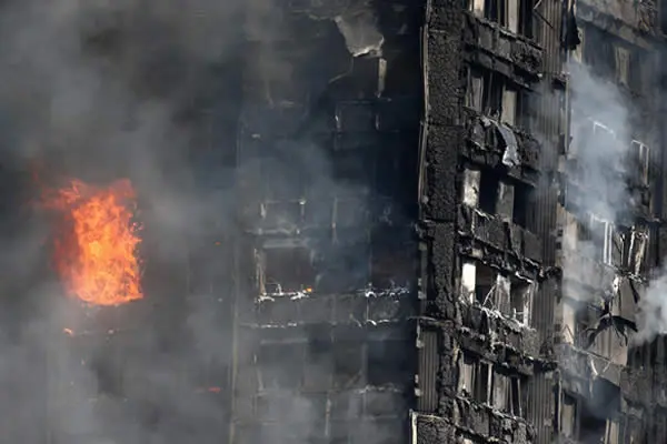 Fuertes llamas devoran una torre en Londres