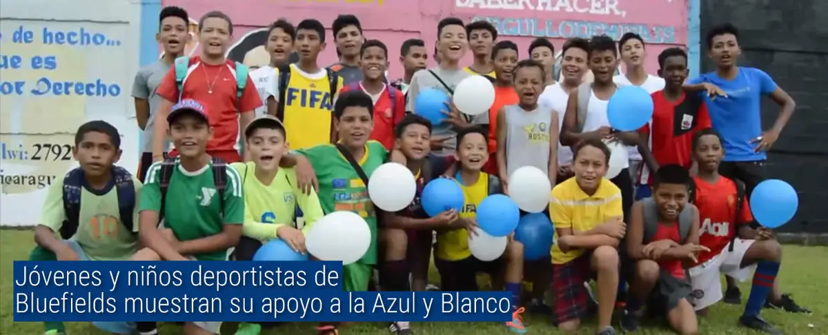 Jóvenes y niños deportistas de Bluefields muestran su apoyo a la Azul y Blanco