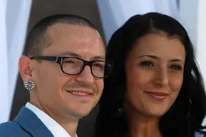 Publican mensajes grotescos en el Twitter de la esposa de Chester Bennington