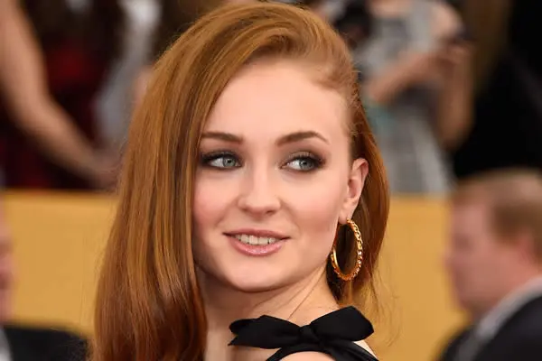 Game of Thrones funcionó como educación sexual para Sophie Turner