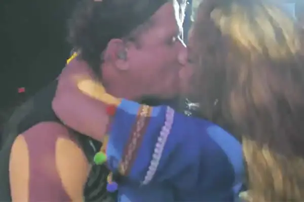 Carlos Vives recibe tremendo beso de una fan