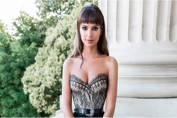 Emily Ratajkowski recibe proposición de Brooklyn Beckham