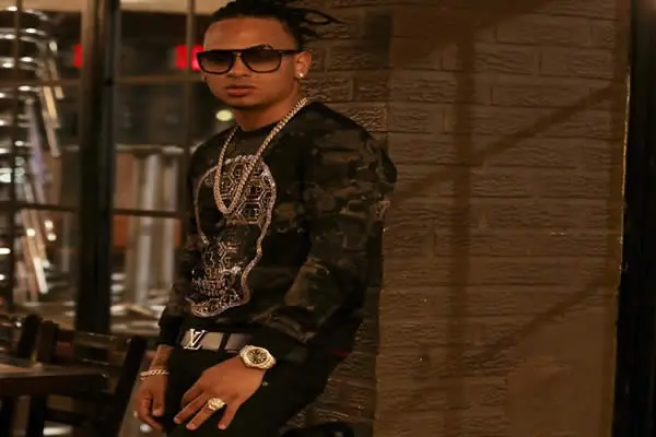 Reguetonero Ozuna con micrófono en mano golpea a un seguridad