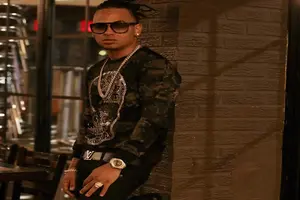 Reguetonero Ozuna con micrófono en mano golpea a un seguridad