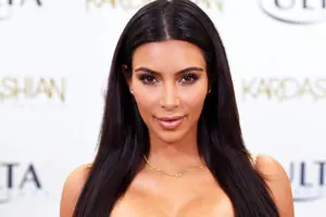 Kim Kardashian lució un traje completamente transparente