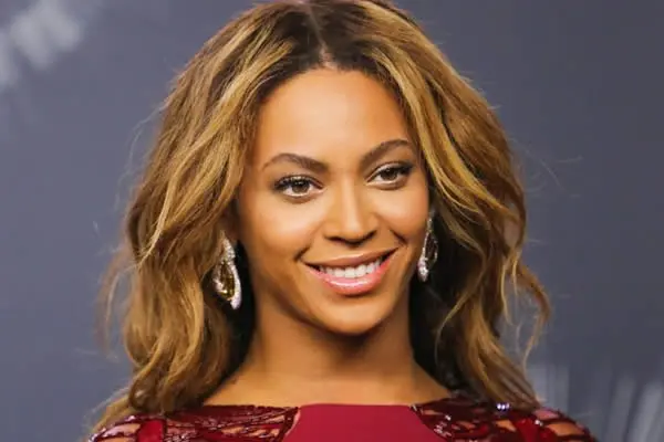 Beyoncé  presenta a sus mellizos y confirma sus nombres