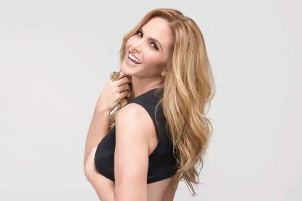 Lucero presume su impresionante abdomen