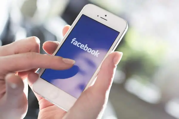 Facebook podría sacar al mercado su propio celular