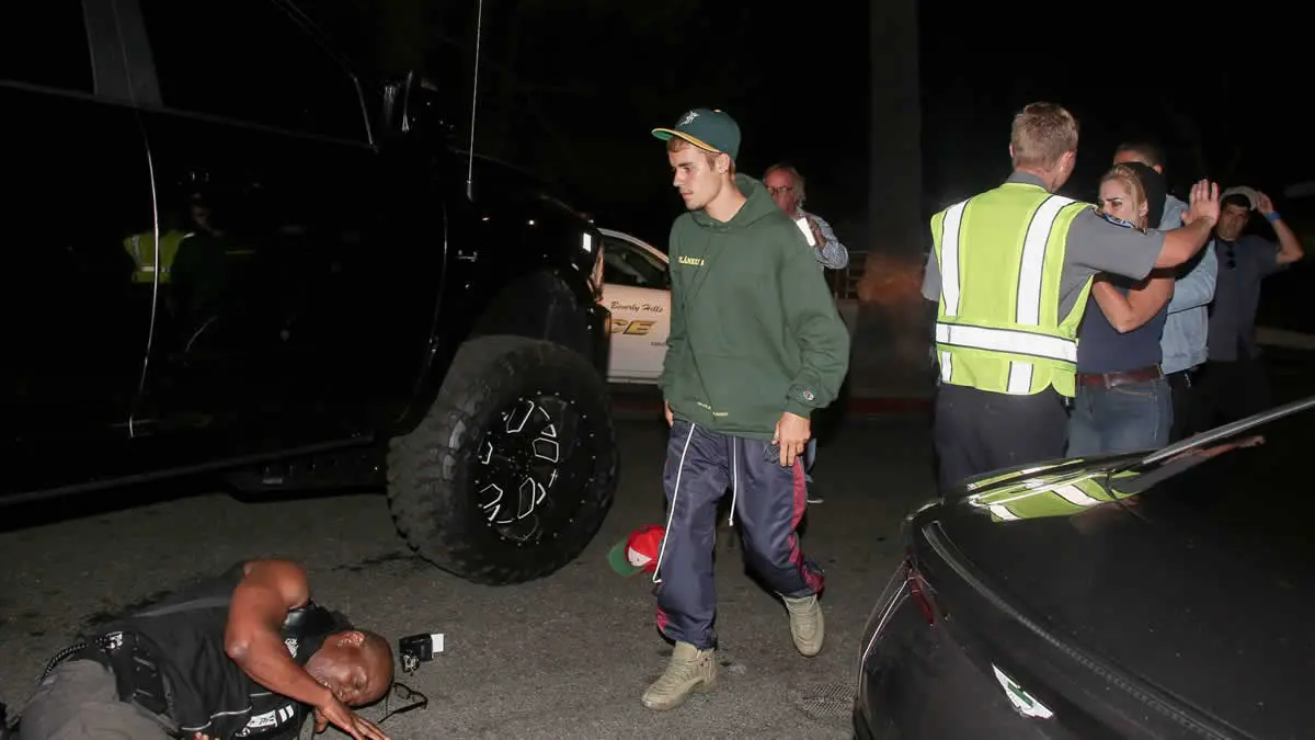 Justin Bieber atropella a un camarógrafo al salir de la iglesia