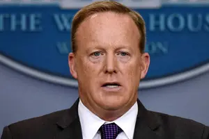 Renuncia el portavoz de la Casa Blanca, Sean Spicer