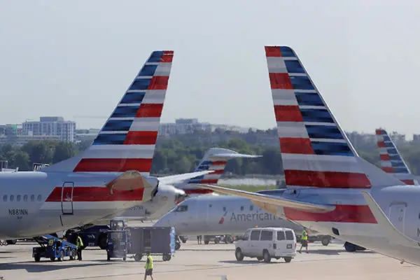 Un avión de United Airlines aterriza con el motor en llamas en el aeropuerto de Denver