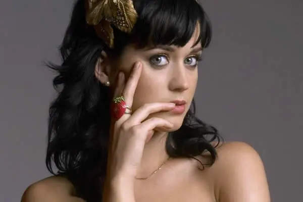 Katy Perry enfrenta una demanda millonaria por una de sus ex empleadas