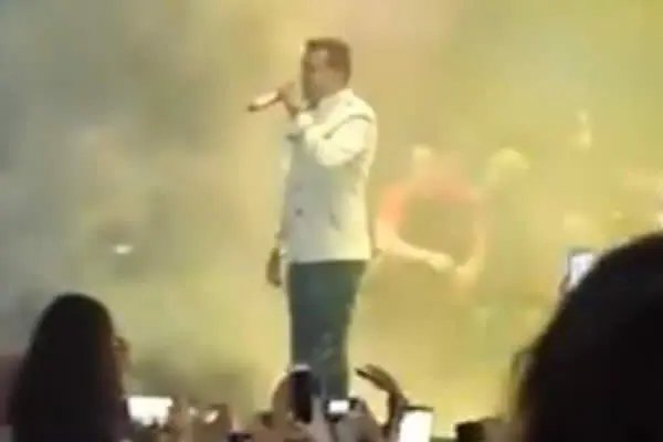 Supuesta bruja aparece en concierto de cantante colombiano