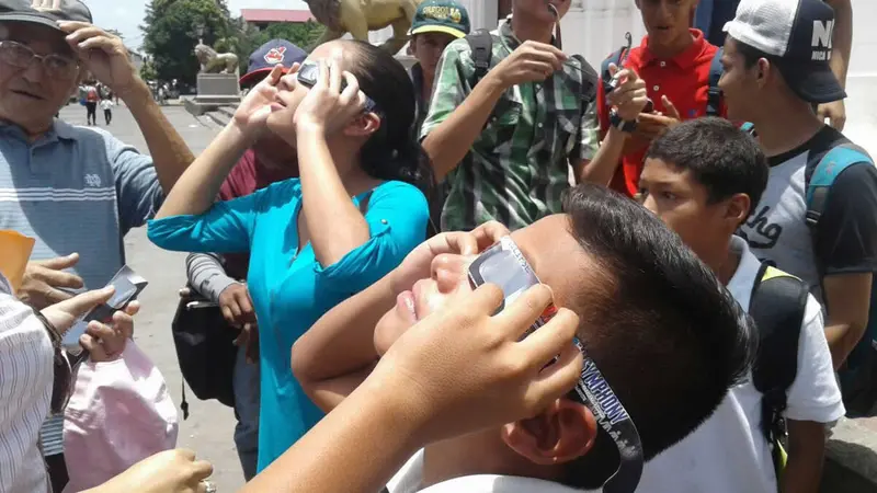Leoneses equipados con telescopios y gafas apreciaron eclipse total 