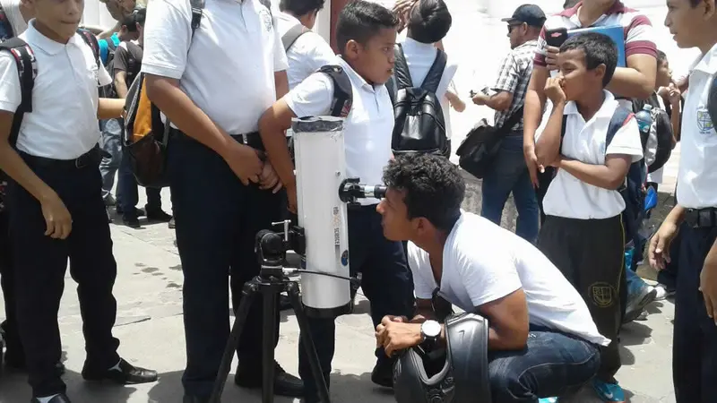 Leoneses equipados con telescopios y gafas apreciaron eclipse total 
