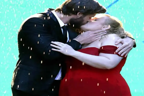Rebel Wilson se besa con Liam Hemsworth ,¿Qué opina Miley?
