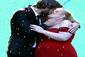 Rebel Wilson se besa con Liam Hemsworth ,¿Qué opina Miley?