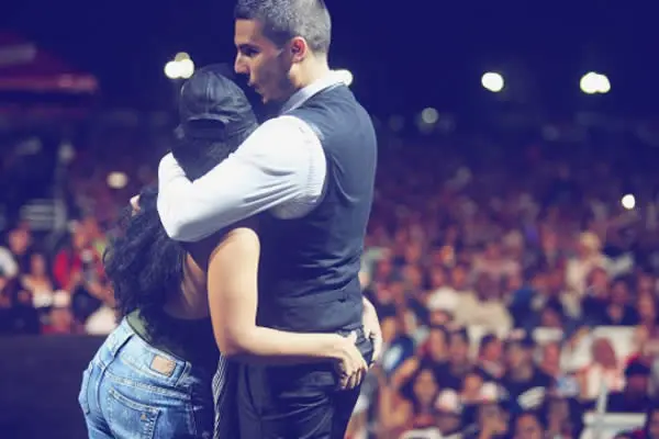 Pipe Bueno recibe tremendo apretón de nalgas