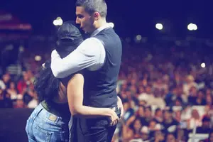 Pipe Bueno recibe tremendo apretón de nalgas