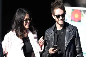 Zeed confiesa vivir terrible noviazgo con Selena Gómez