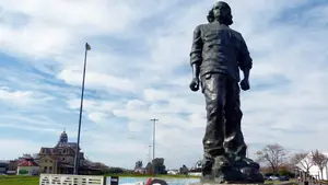Medio argentino promueve campaña para quitar estatua del “Che” en Rosario