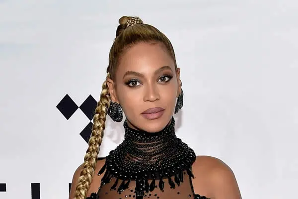 Beyoncé provoca indignación por tomar alcohol durante la lactancia materna