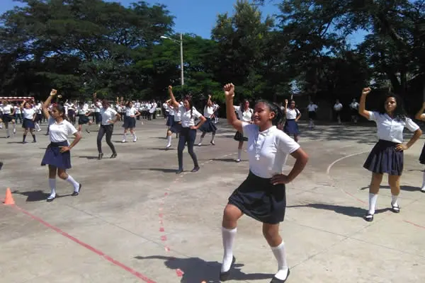 Colegios se preparan para desfiles distritales