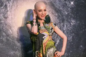 Edith González  posa en traje de baño