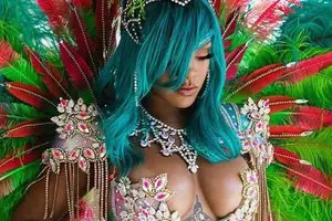 Rihanna y su sexy look en el carnaval de Barbados