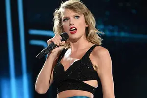 Taylor Swift demanda por un dólar al DJ que la "manoseó"