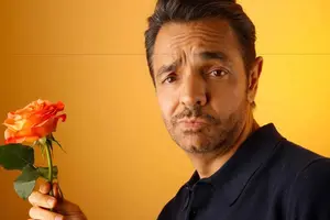 Eugenio Derbez se divierte haciendo ejercicios físicos en la playa