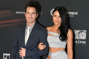 Mauricio Ochmann y Aislinn Derbez publican en Instagram la llegada de su bebé