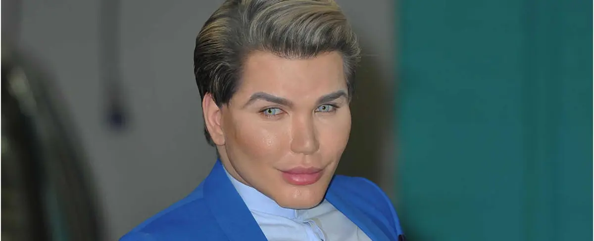 El  "Ken humano" presume sus resaltados atributos masculinos
