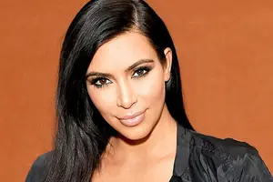 Kim Kardashian se desnuda arriba de un árbol