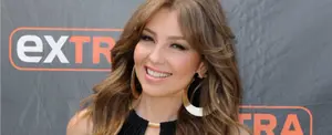 Thalía canta mientras empaca ayuda para los afectados en México